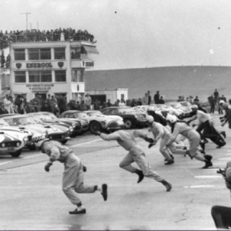 Jim Clark avait une sacré détente de coureur  ! Il aurait pu faire de la course à pieds...
Contribution de JF. Bailly/Autodiva Jim Clark avait une sacré détente de coureur  ! Il aurait pu faire de la course à pieds...
Contribution de JF. Bailly/Autodiva